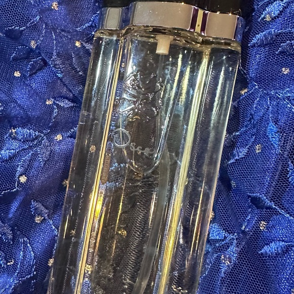 Oscar De la Renta Perfume - Picture 1 of 2